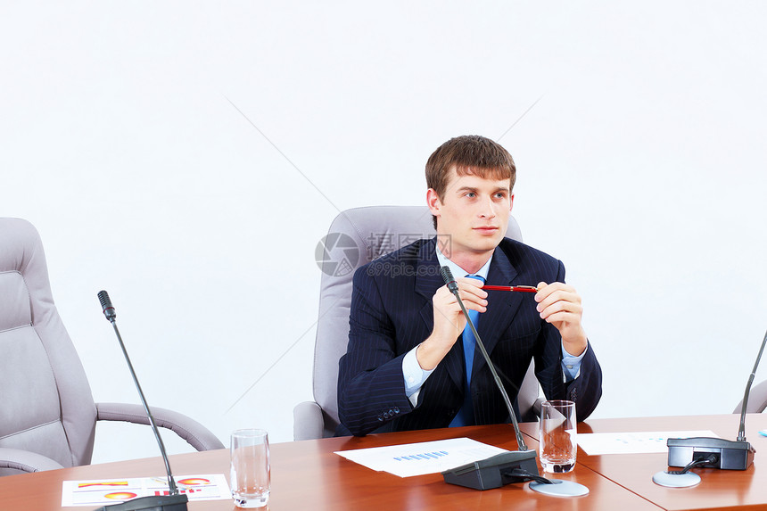 与会的商务人士工作房间男人职业经理领带商务推介会麦克风写作图片