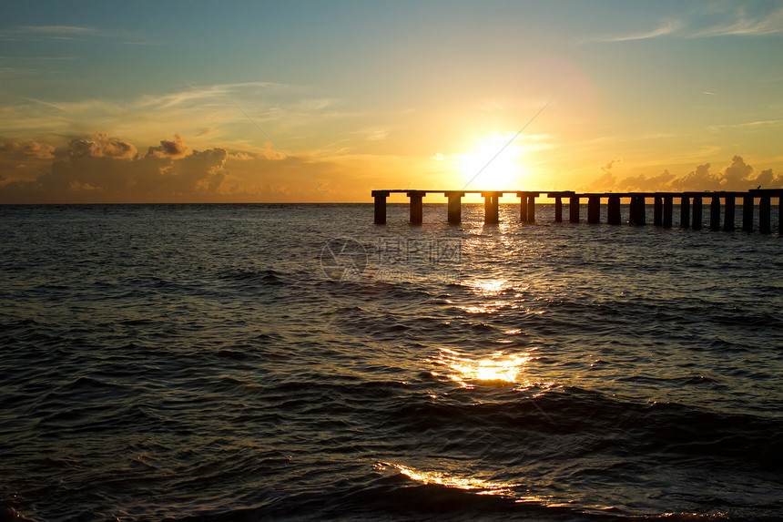 日落在佛罗里达河边男生旅行波浪海洋钥匙天空假期反射紫色橙子图片