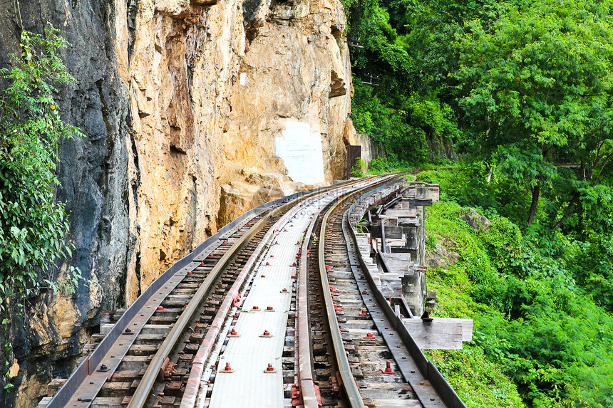 悬崖旁的死铁路 泰国高井河沿岸爬坡旅游火车运输交通木头公园铁路假期旅行图片