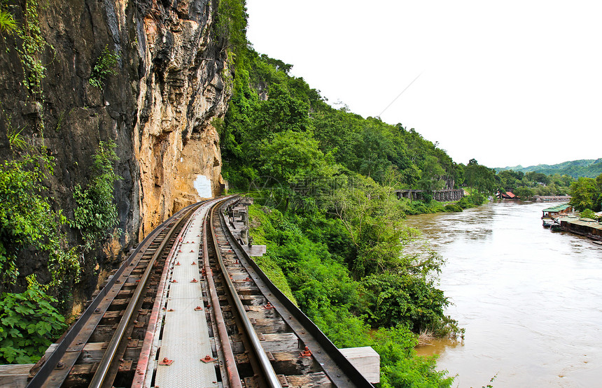 悬崖旁的死铁路 泰国高井河沿岸火车旅行铁路岩石公园森林交通车站假期死亡图片