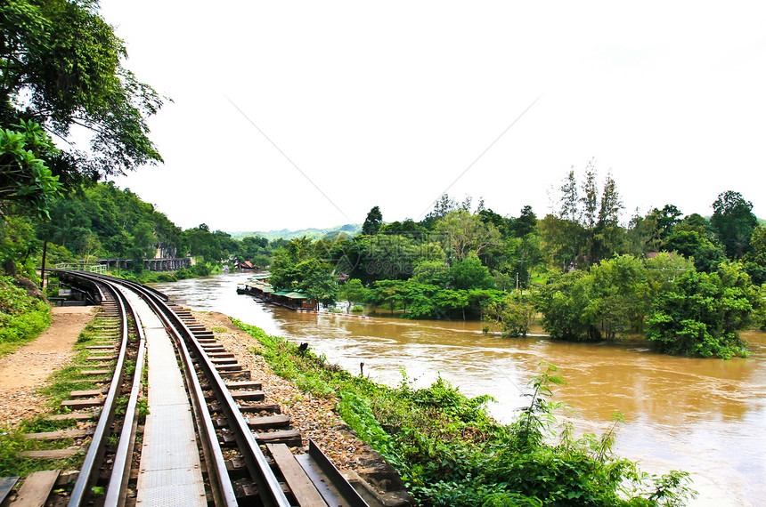 悬崖旁的死铁路 泰国高井河沿岸天空森林车站金属火车旅游风景交通死亡假期图片