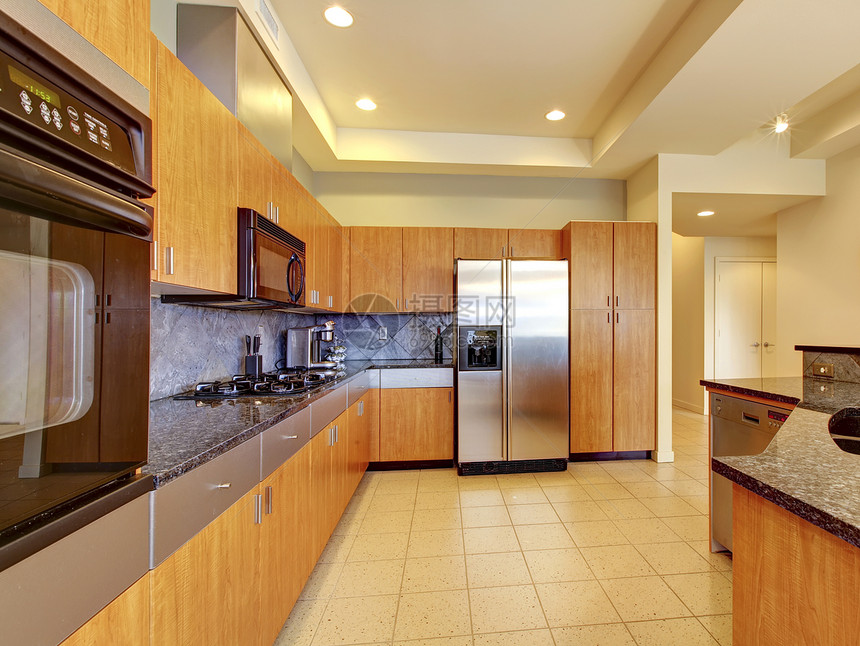 大型现代木质厨房 有客厅和高天花板建筑学家具火炉木头橱柜建筑家电房间公寓财产图片