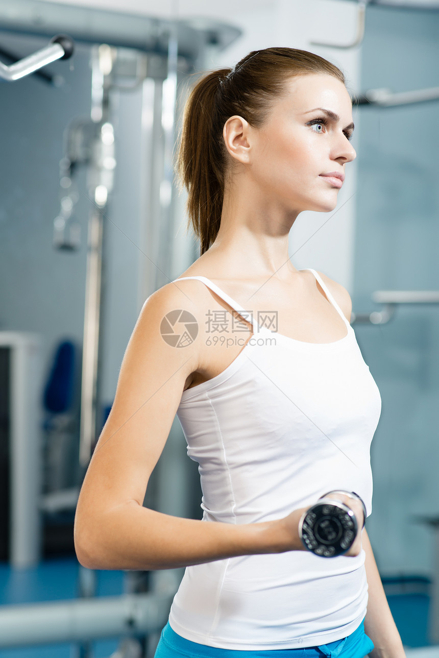 女运动员哑铃女孩健身运动成人头发肌肉健身房女性重量培训师图片