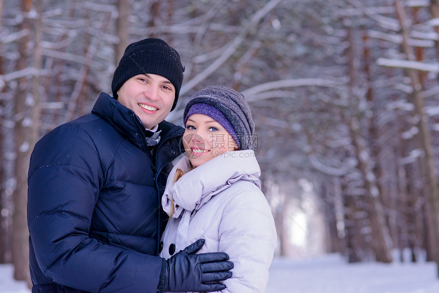 美丽的年轻夫妇在寒冬的雪中微笑户外女性夫妻喜悦成人乐趣男性友谊女士假期男人图片