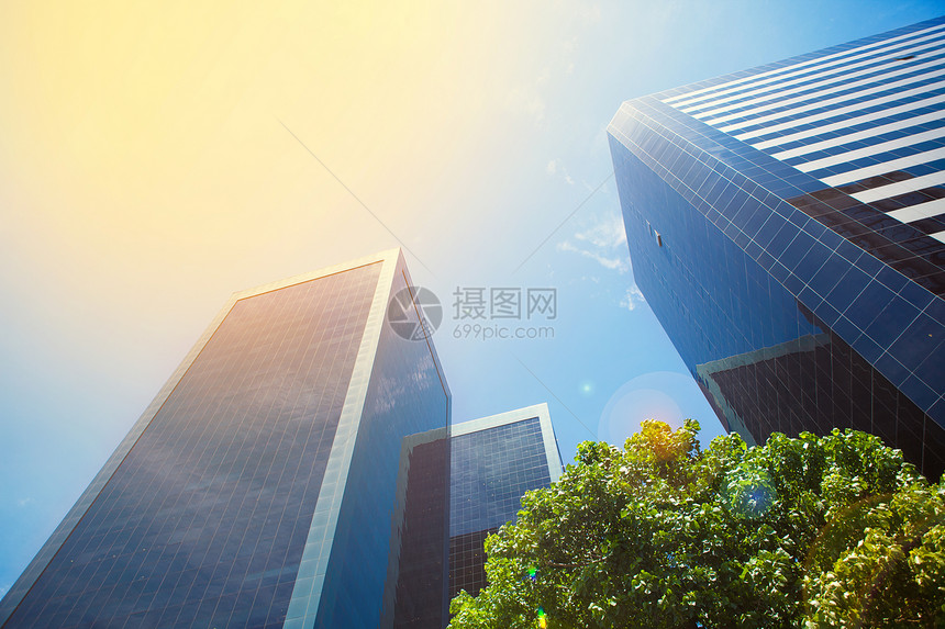 商业大楼和蓝天空办公室衬套景观摩天大楼阳光反射财产玻璃太阳晴天图片