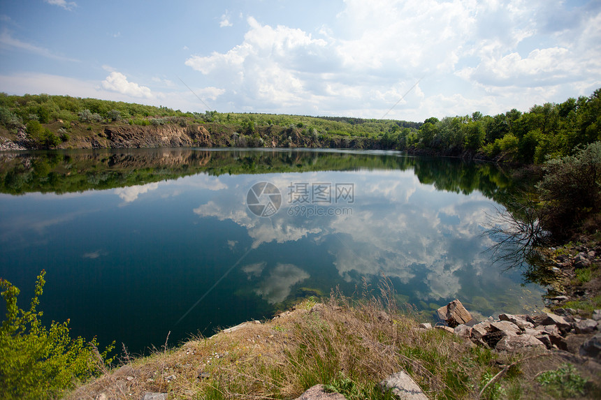 视图到湖面支撑爬坡场景风景公园池塘太阳环境蓝色镜子图片