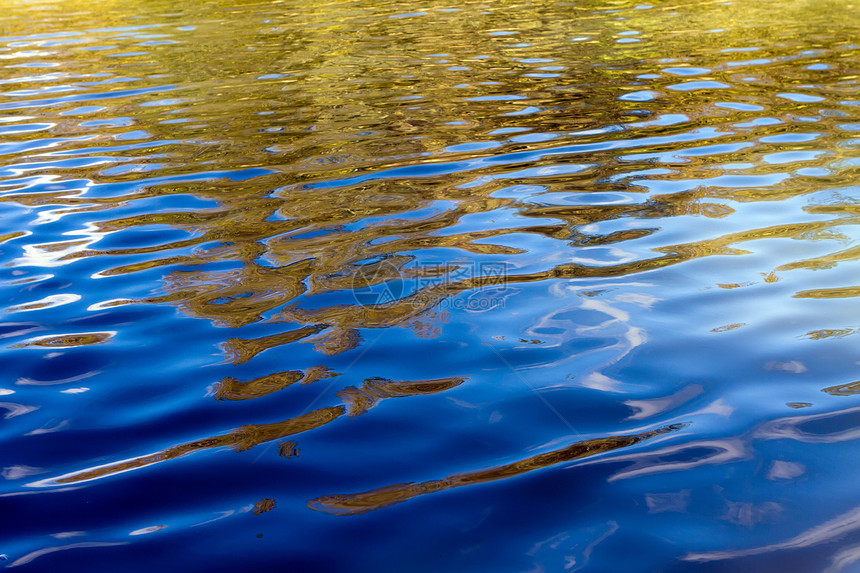 蓝色湖中真实的水波纹图片