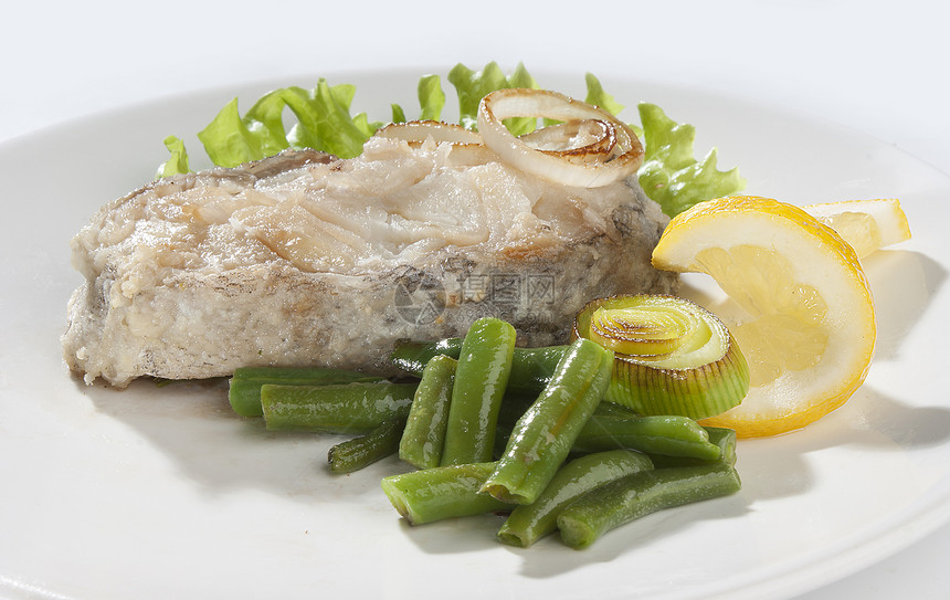 炸鳕鱼洋葱食物扁豆盘子绿色海鲜柠檬图片