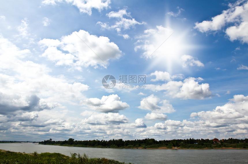 天空与云和太阳白色晴天天堂预报靛青臭氧气象射线季节性天气图片