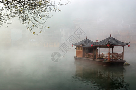 中国雾江上的船风景背景图片