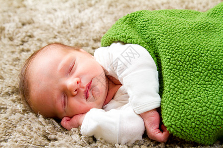 绿色睡眠包起来年轻的高清图片