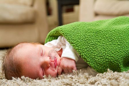 婴儿血包素材新生儿婴儿男孩孩子绿色毯子睡眠男生新生水平休息孩子们背景