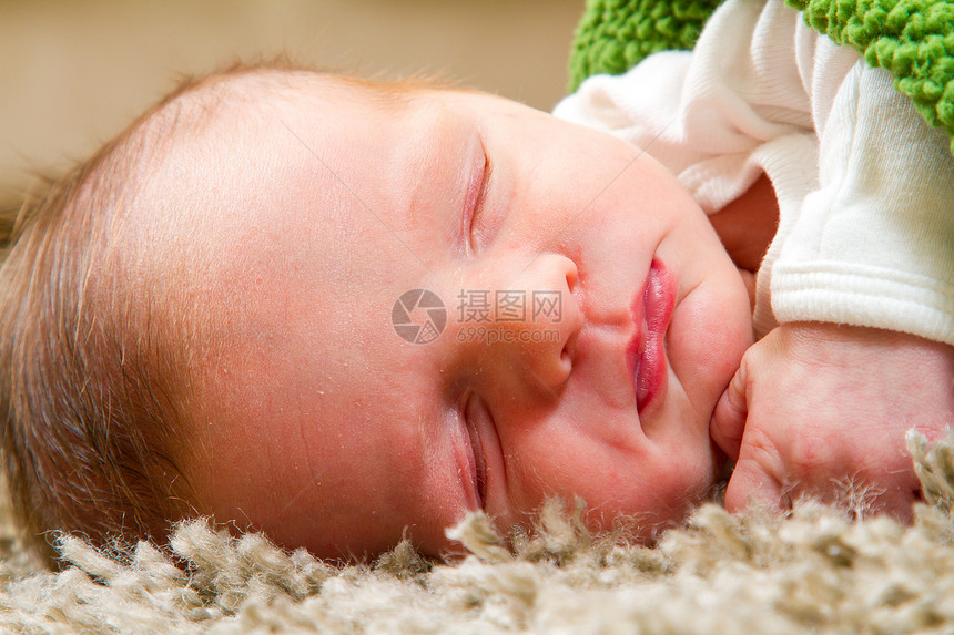 新生儿婴儿男孩孩子们新生绿色休息孩子男生睡眠毯子水平图片