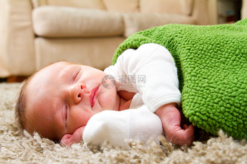 新生儿婴儿男孩孩子们新生男生休息毯子绿色水平孩子睡眠图片