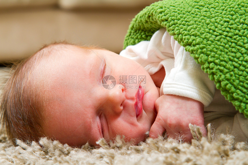 新生儿婴儿男孩孩子们男生睡眠新生孩子毯子休息绿色水平图片