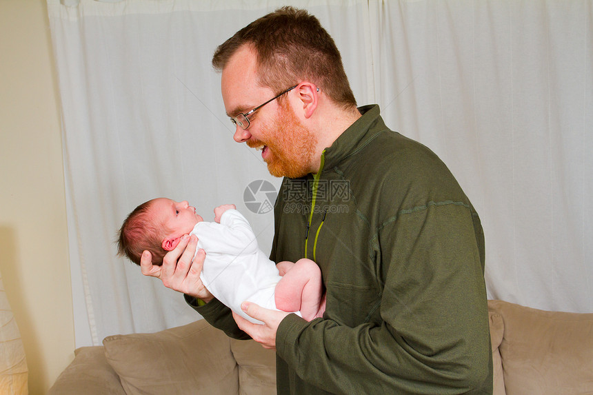 父亲与新生儿婴儿男孩图片