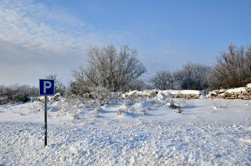 停车场标志牌白色季节性季节天空石墙蓝色图片
