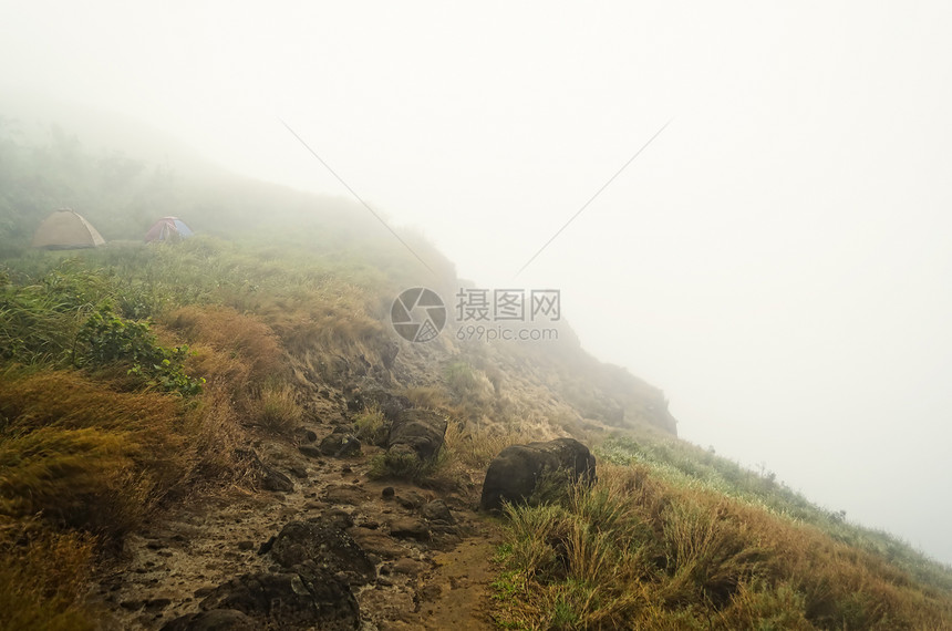 浓雾山中两个帐篷图片