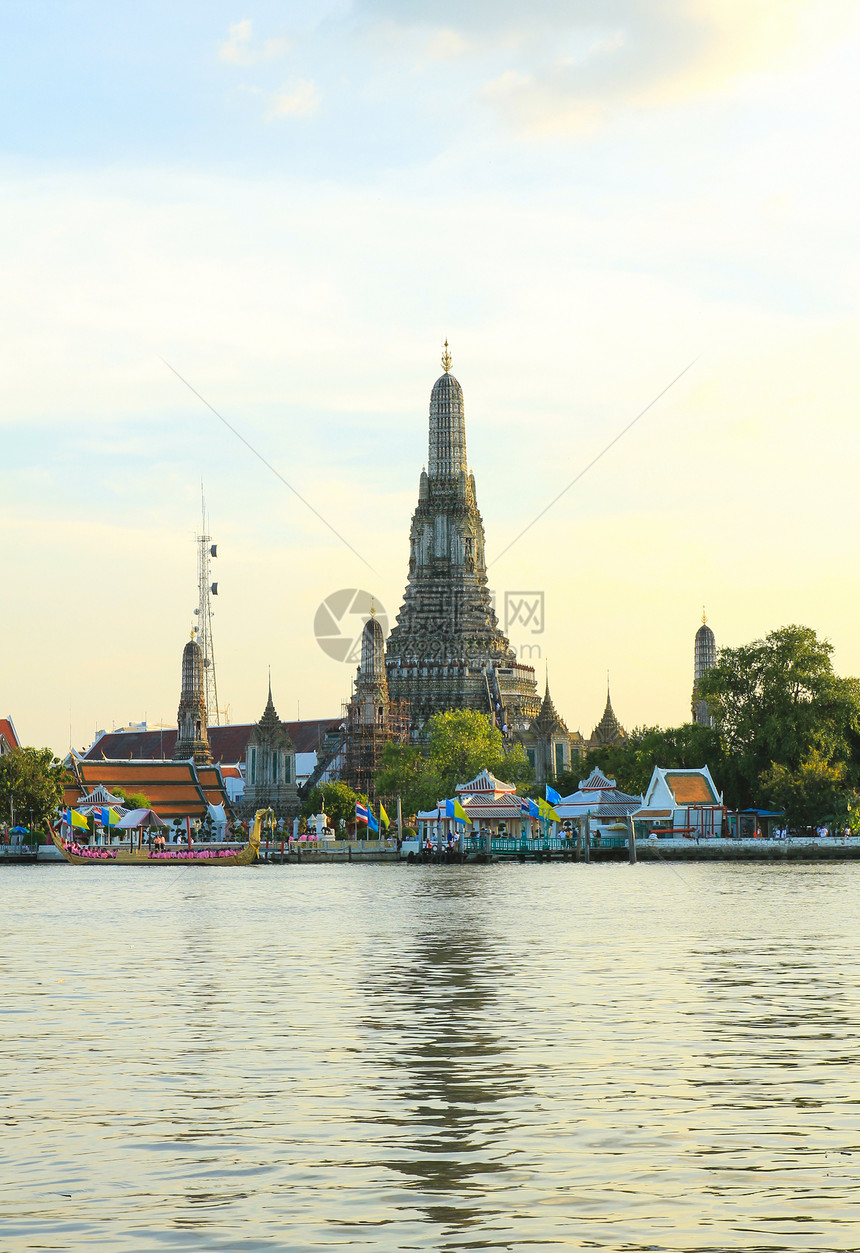 华特阿倫 黎明寺庙 站在Chao Phraya河上建筑旅行地标吸引力旅游佛教徒宗教天空佛塔精神图片