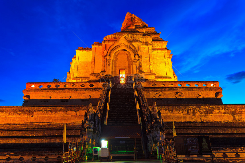 位于泰王国大马江市的准阳寺庙日落宝塔废墟建筑历史蓝色绘画地标游客宗教图片