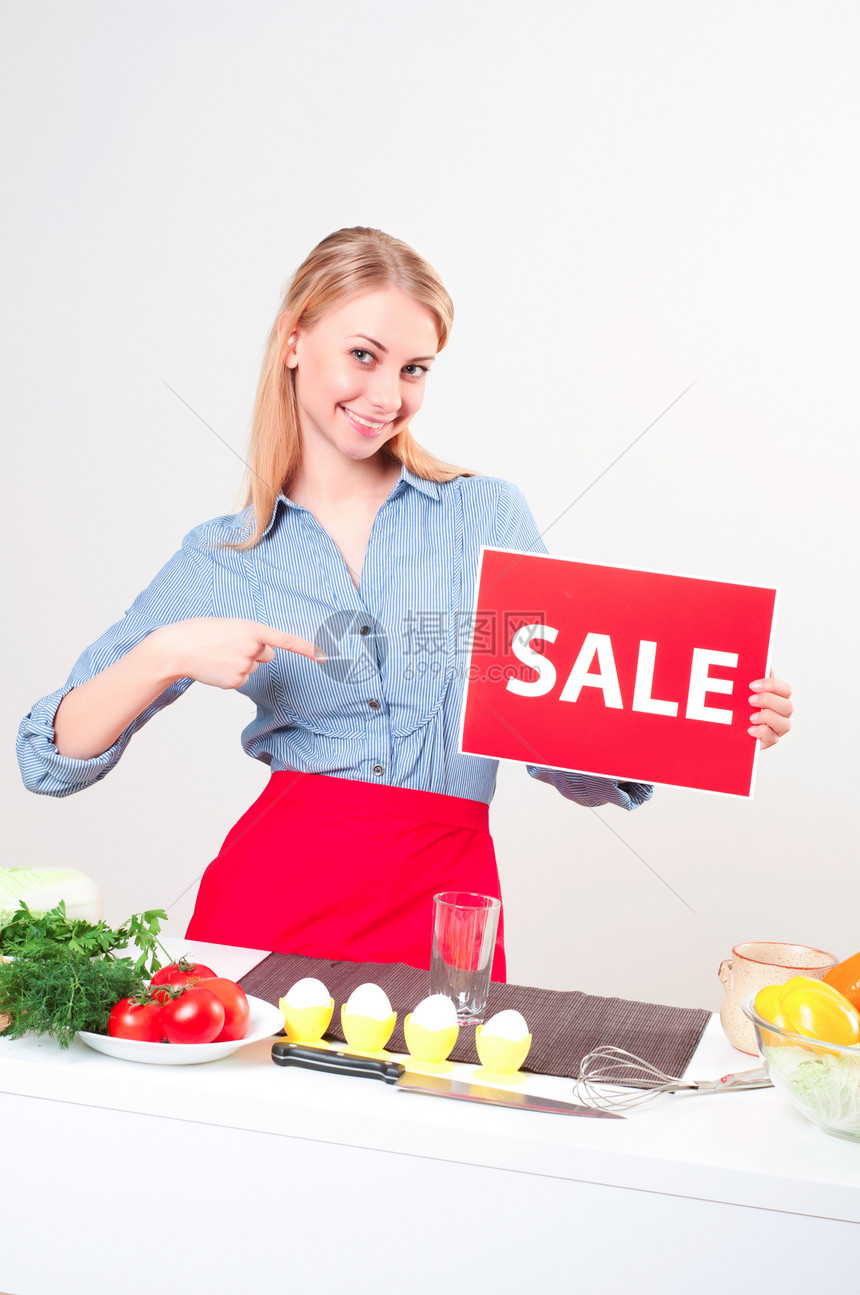 一位年轻女性的肖像 持有销售标记美食幸福男人黄瓜市场味道早餐沙拉胡椒食物图片