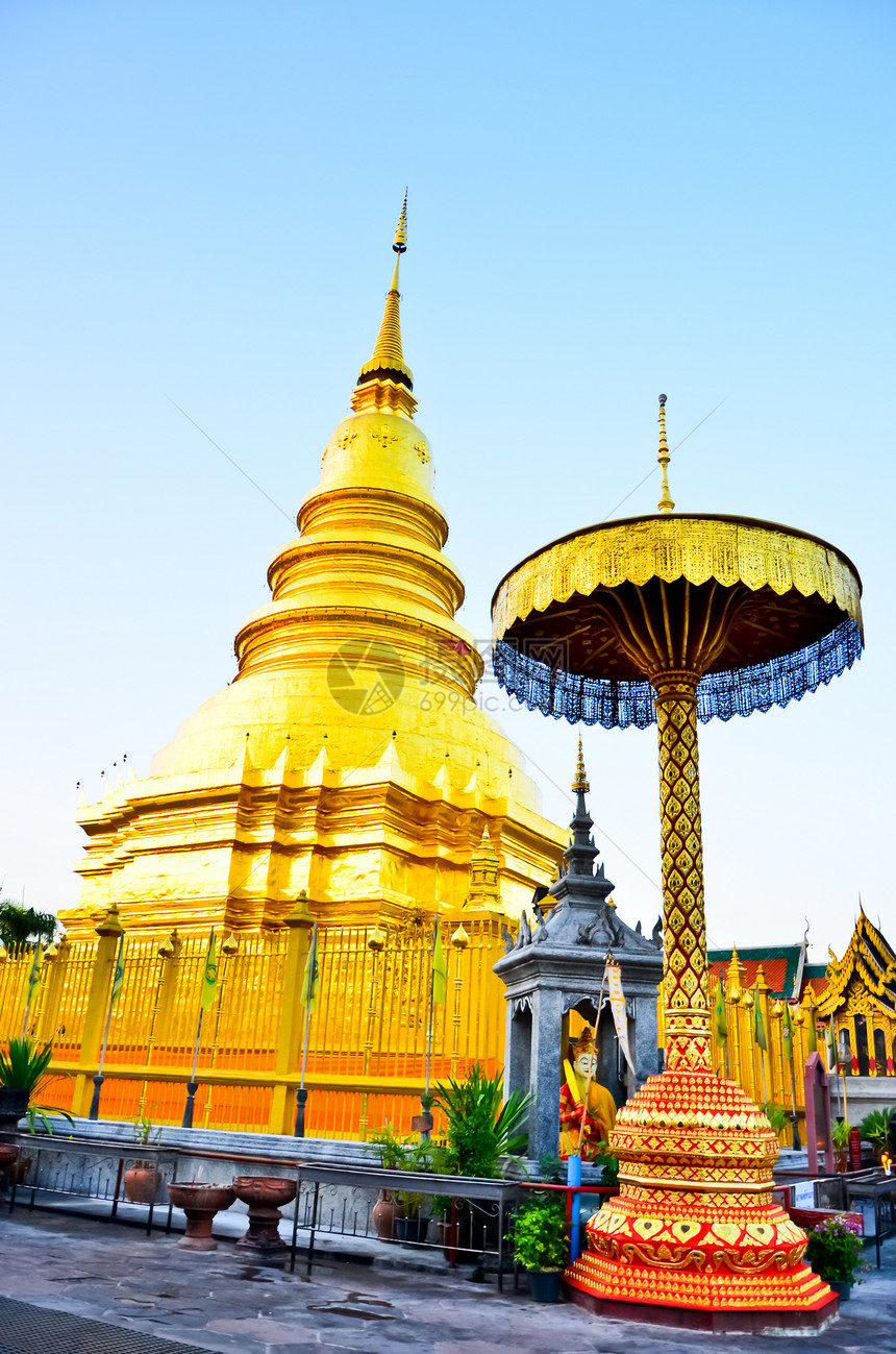 拉姆芬的哈里本猜伊Haripunchai旅行建筑金子蓝色文化宝塔冥想建筑学宗教寺庙图片