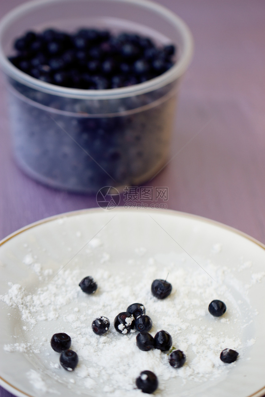 新鲜的多汁蓝莓水果蓝色情调异国美食维生素服务甜点浆果营养覆盆子图片