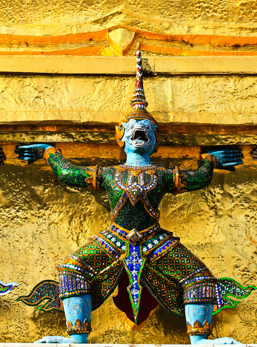 泰国一座美丽的塔的巨型雕像金子艺术建筑奢华建筑学游客宝塔历史寺庙旅行图片