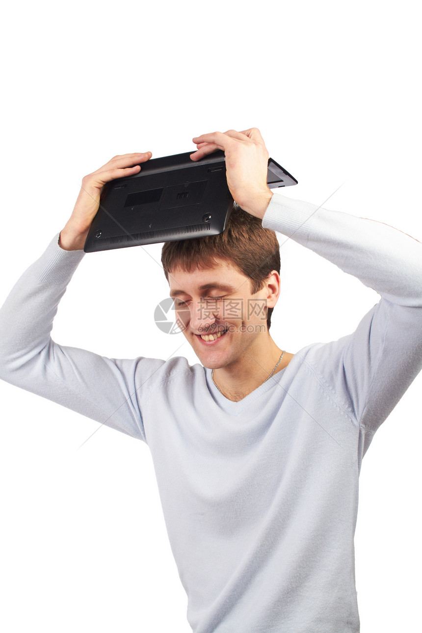 头上顶有笔记本电脑的青年男子图片