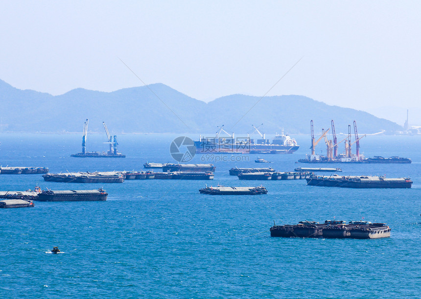 在泰国春布里的锡昌岛 有很多船和船商业船运货物旅行运输场景风景海洋商品图片