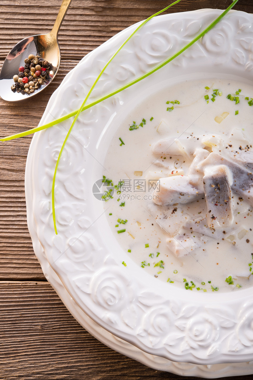 土豆和奶油草药鱼片腌鱼盘子小吃芳香饮食美味沙拉食物图片