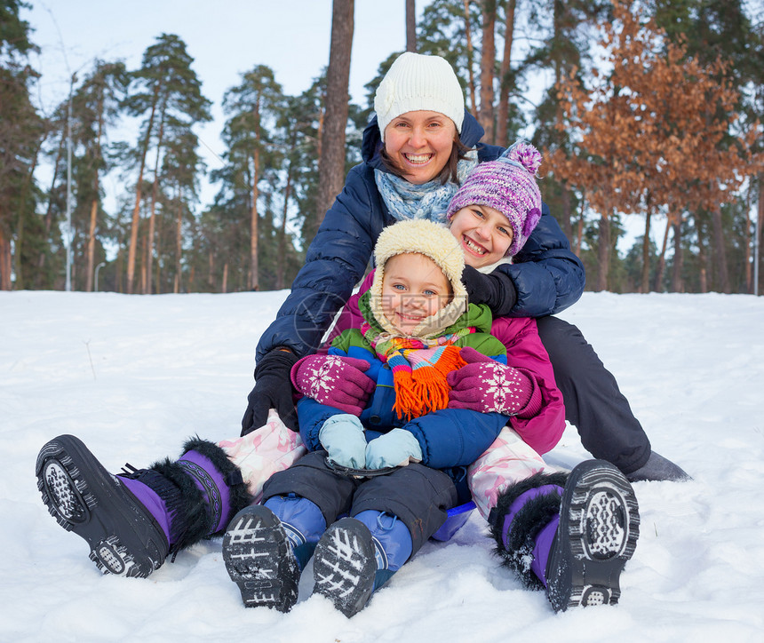 有趣的家庭在冬季风景中滑雪乐趣喜悦雪橇姐姐季节安全速度母亲孩子们婴儿图片
