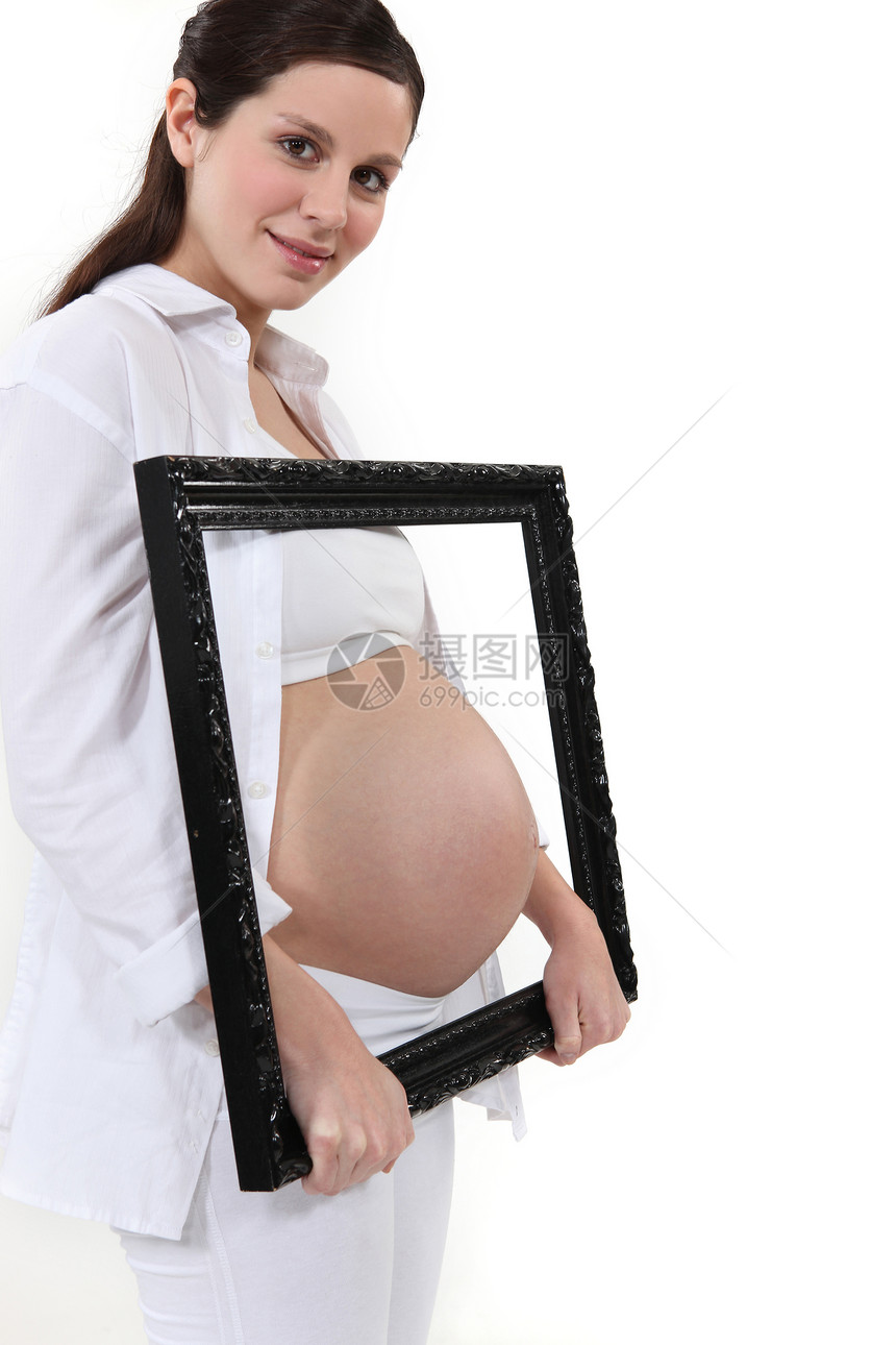 将孕妇肚子绑在一个框框内的妇女图片