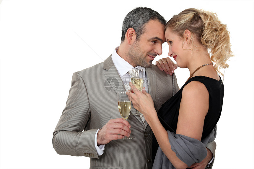 配着香槟杯跳舞的情侣图片