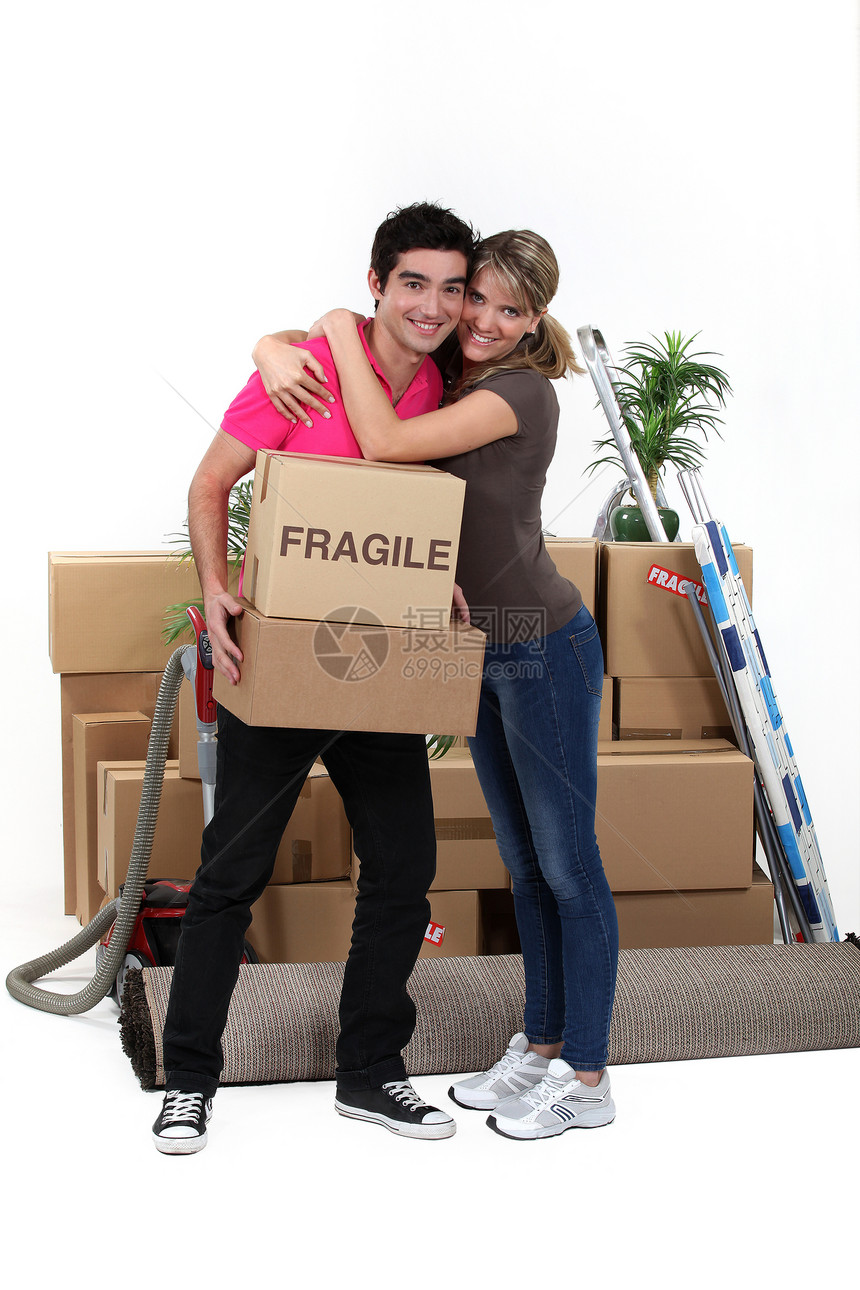 年轻夫妇一起住在一起纸板白色夫妻真空女士搬迁男人女朋友拥抱盒子图片