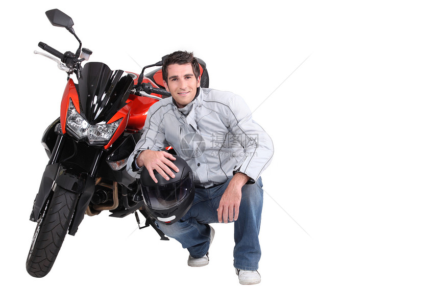 男人在摩托车旁边蹲着图片