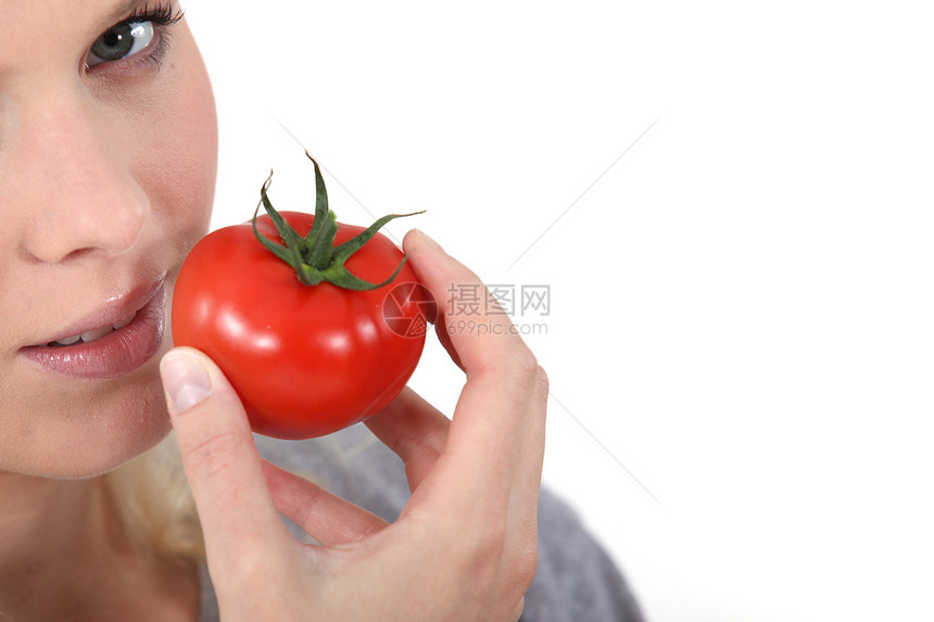 持有西红番茄的妇女女孩白色饮食藤蔓沙拉杂货商水果享受食物蔬菜图片