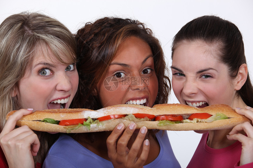 女孩吃三明治女孩们小吃裙子姐姐厨房黄油金发女郎沙拉友谊面包图片