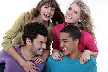 兴高采烈的年轻四位学生中最快乐的四人背景