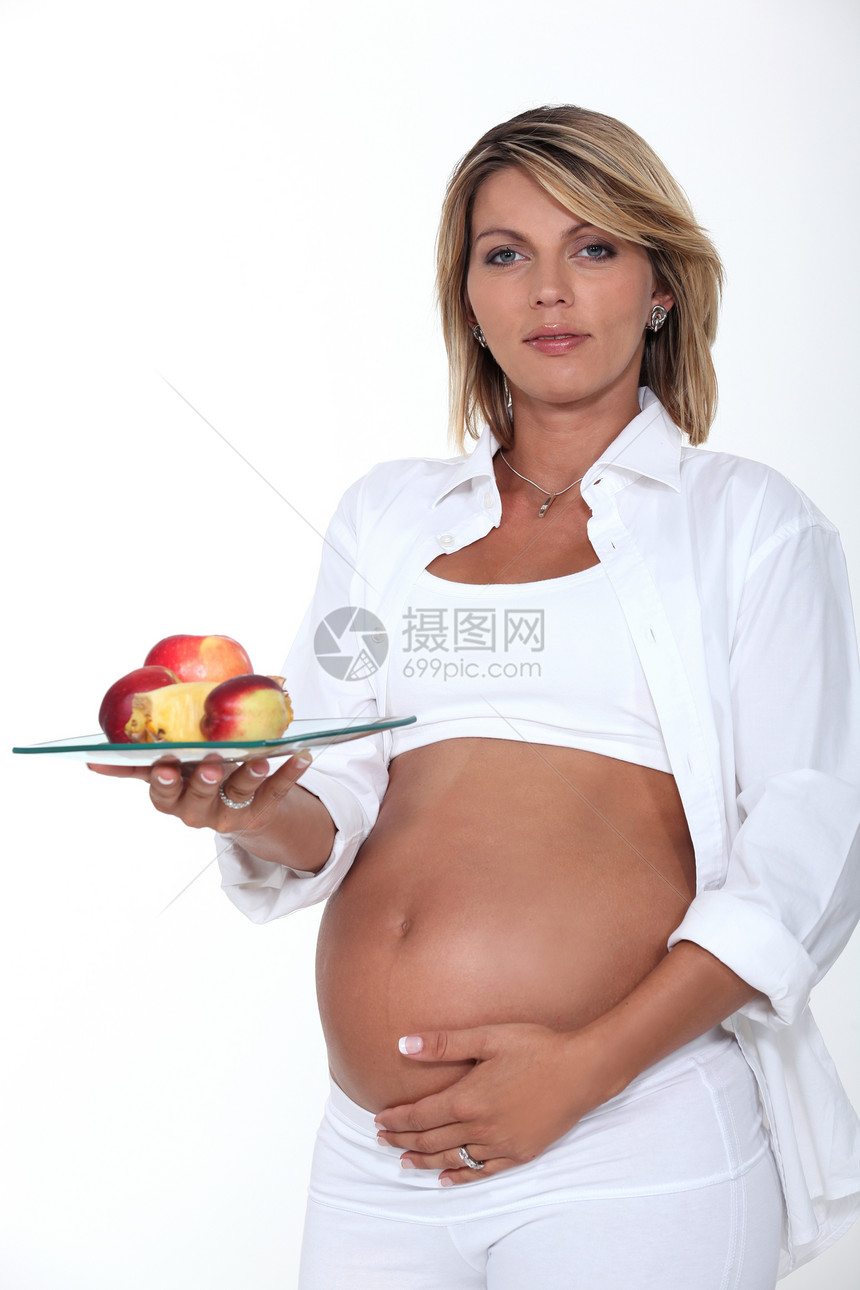 拿着一盘苹果盘子的孕妇图片