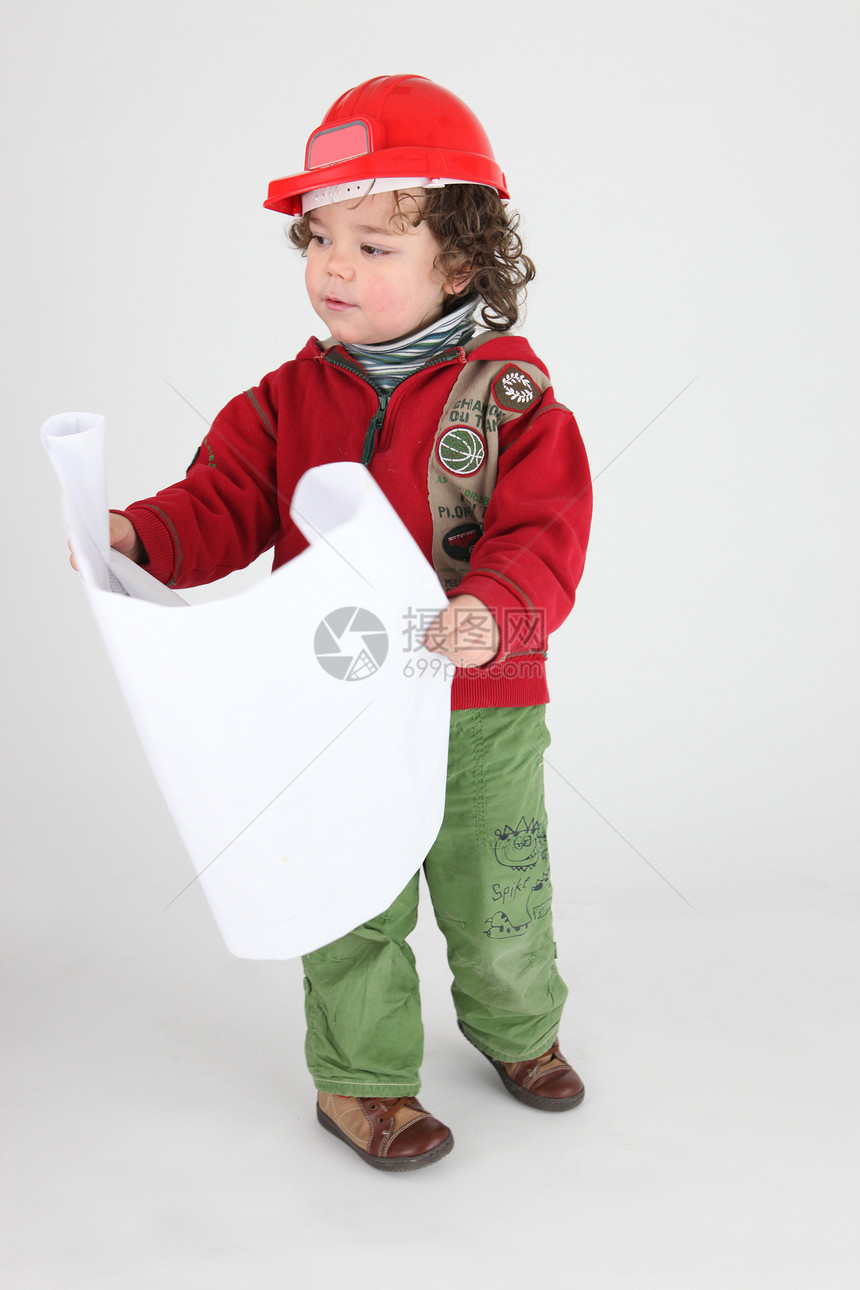 小男孩打扮成建筑商的 计划图片