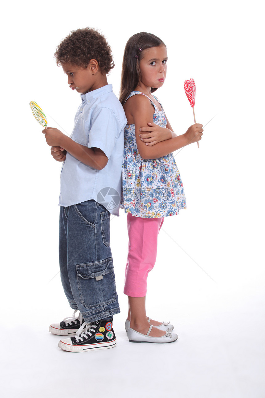一个小男孩和一个小女孩 出来喝冰淇淋 吃冰淇淋图片