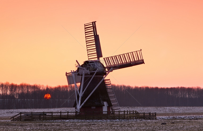 日落时迷人的荷兰风车农场天空太阳农家阳光风景戏剧性传统农田农村图片