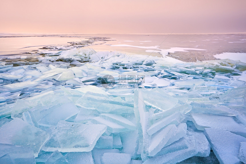 北海日落时断架冰块图片