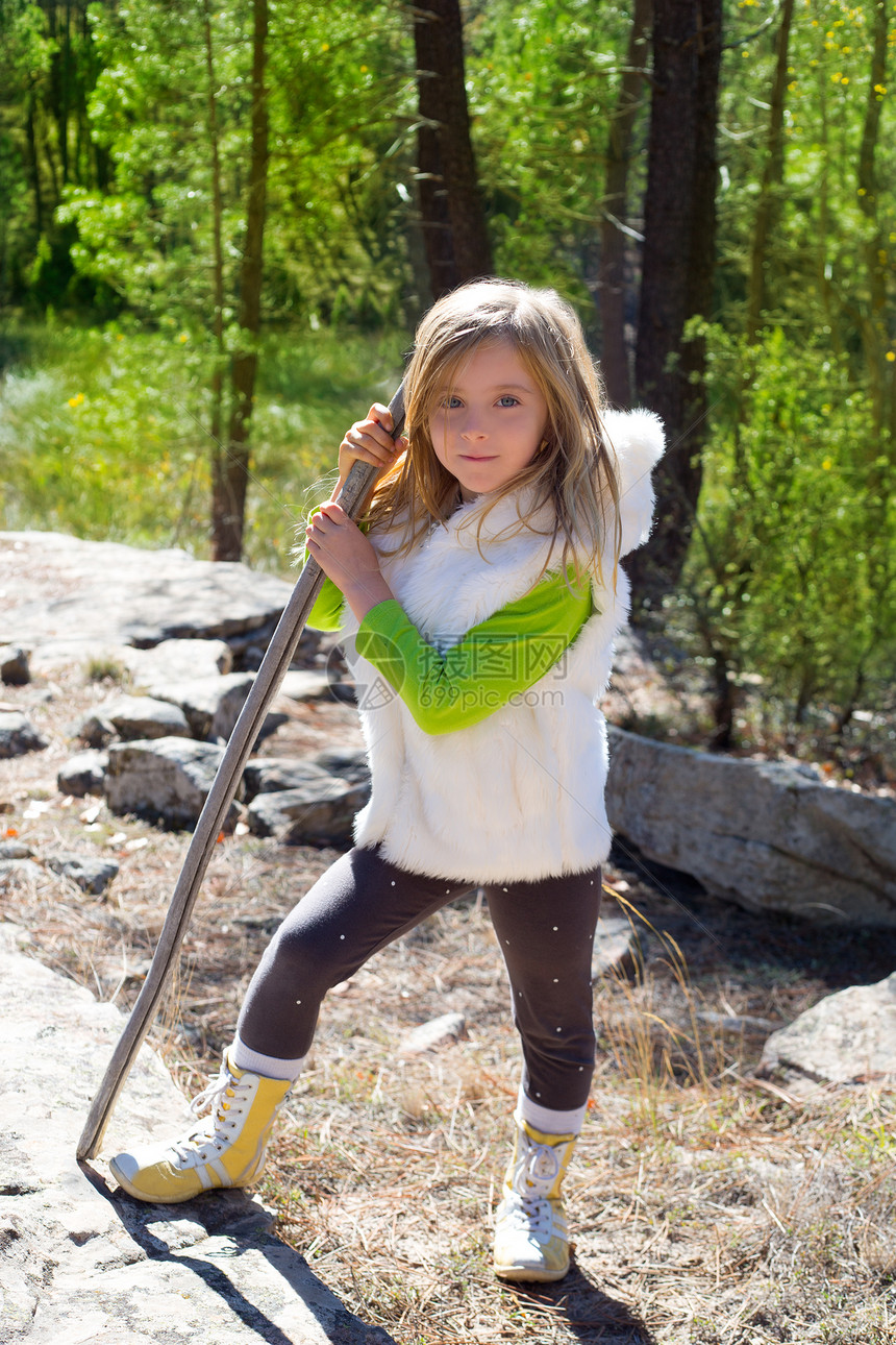 探索金发金发女孩木棍和冬白毛眼睛毛皮童年孩子树木季节蓝色幸福女性公园图片