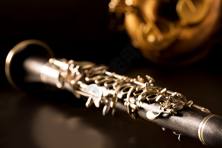 黄铜管古典音乐 萨克斯高时纳萨克斯风和黑色单簧管阀门蓝调钥匙金属音乐家乐队黄铜音乐会高音笔记背景