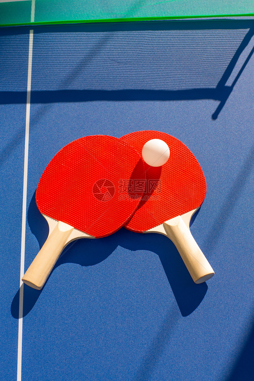 网球乒乓 两只桨和白球爱好竞争竞赛架子正手地下室运动追求家庭木头图片