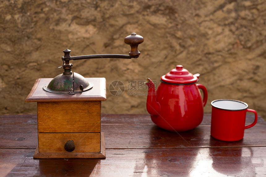 旧式红茶壶的老旧咖啡研磨机纪念品饮料陶器黏土制品古董工匠水壶农村手柄图片
