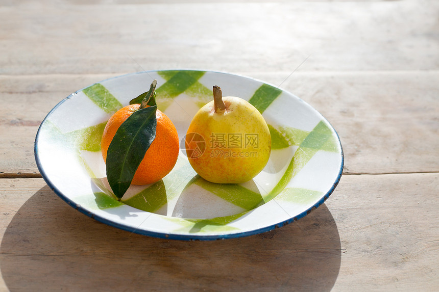 古年瓷瓷盘中的水果橘子和梨子食物拼盘石器国家水壶乡村陶瓷黏土陶器盘子图片