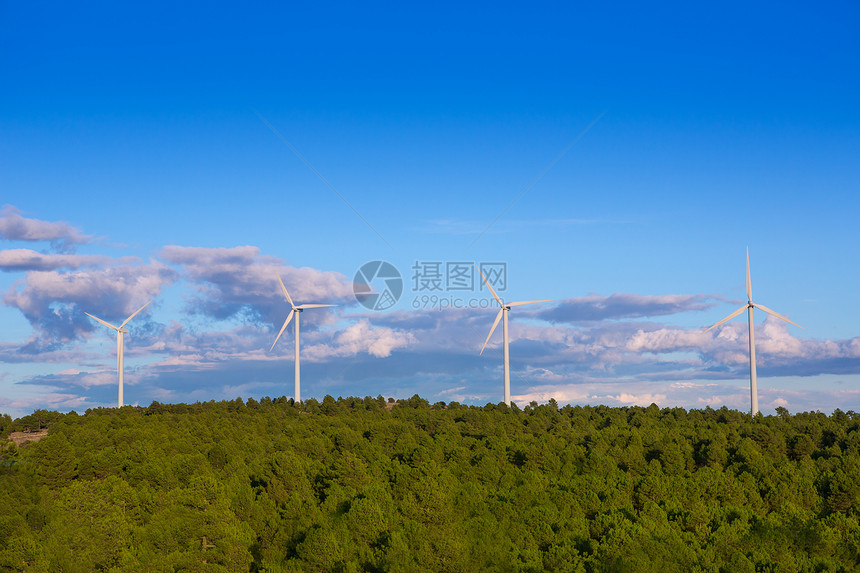 松树山蓝天空中的绿色电能 风车发电机蓝色技术首脑旋转金属电机环境力量涡轮图片
